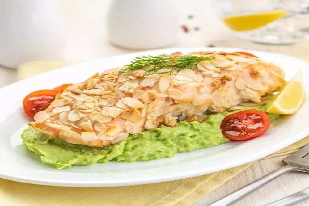 Losos ve smetanově-hořčicové omáčce s praženými mandlovými plátky