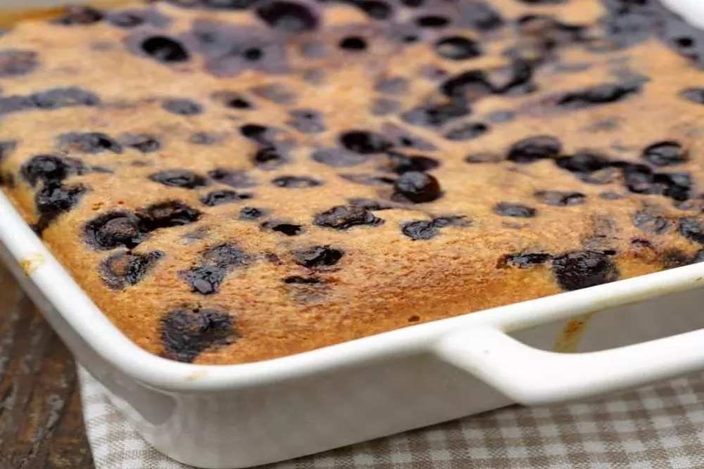 Clafoutis s černým rybízem a lískooříškovou moukou