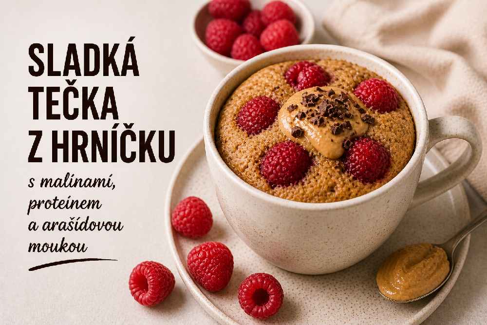 Sladká tečka z hrníčku s malinami, proteinem a arašídovou moukou