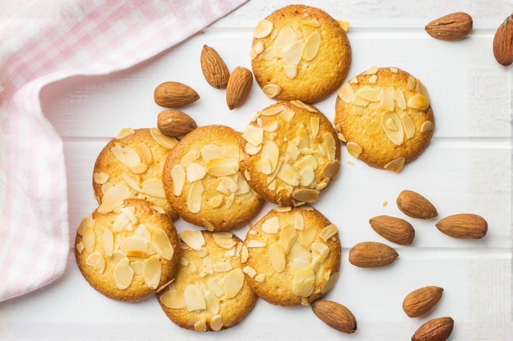 Domácí sušenky s arašídovým máslem a mandlovými vločkami: Rychlá svačina plná energie