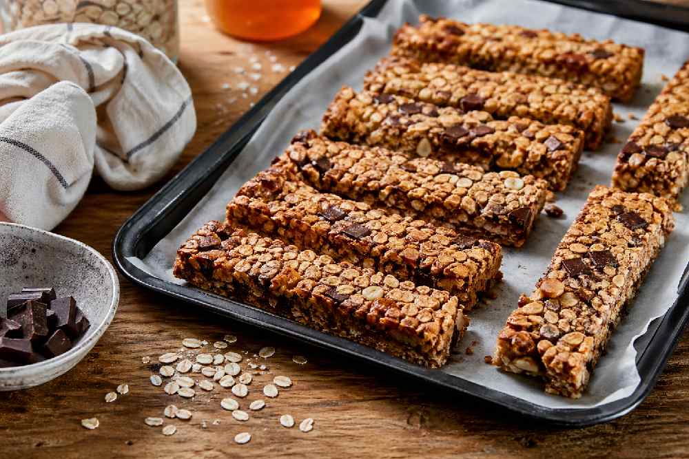 Domácí müsli tyčinky s vločkami, medem a čokoládou