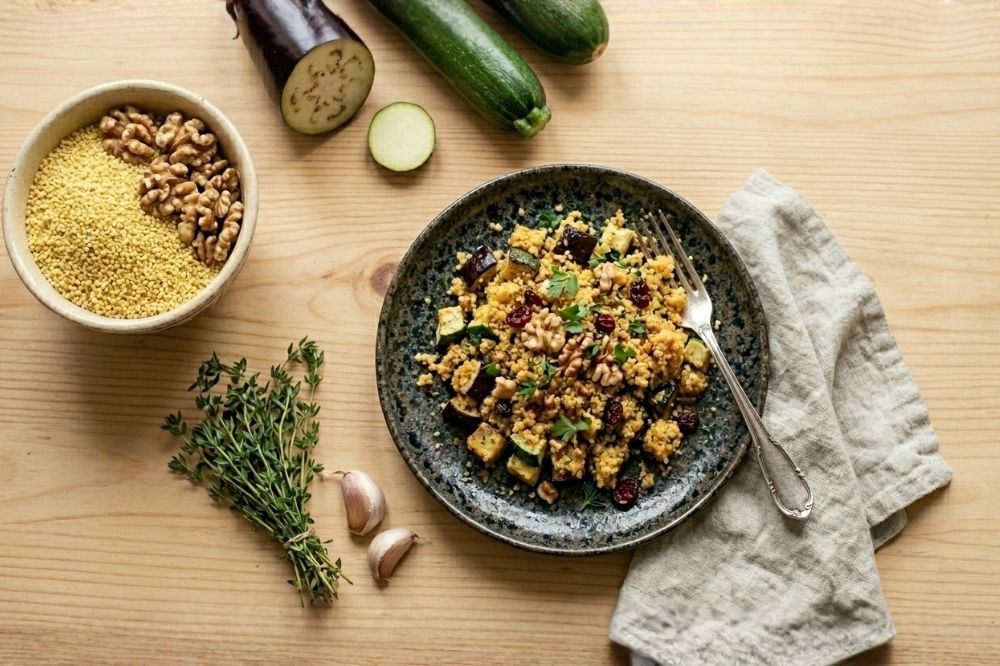 Zapečený lilek a cuketa s jáhlovou drobenkou: Křupavá zelenina bez lepku