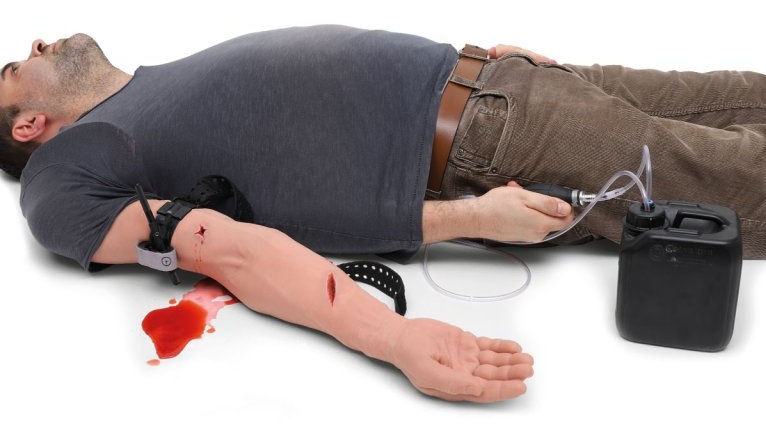 Model paže s kontrolou krvácení