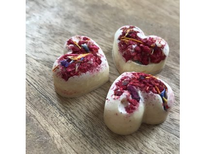 Malinovo- bylinkové srdíčko  Pralinka z domácí bílé čokolády s kousky lyofylizovaných malin a s jedlými květy