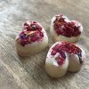 Malinovo- bylinkové srdíčko  Pralinka z domácí bílé čokolády s kousky lyofylizovaných malin a s jedlými květy