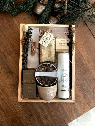 Zadání bylo vytvořit přírodní, praktický a užitečný dárek pro maminku ✨🤍 ✨ Balzám na nožky od @aromaaterapie. To je...