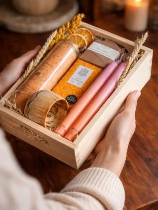 Dárek věnovaný krásné a kreativní ženě ve znamení Blížence a Vodní opice 🧡 ✨Oranžová čakrová svíce nese energii druhé...