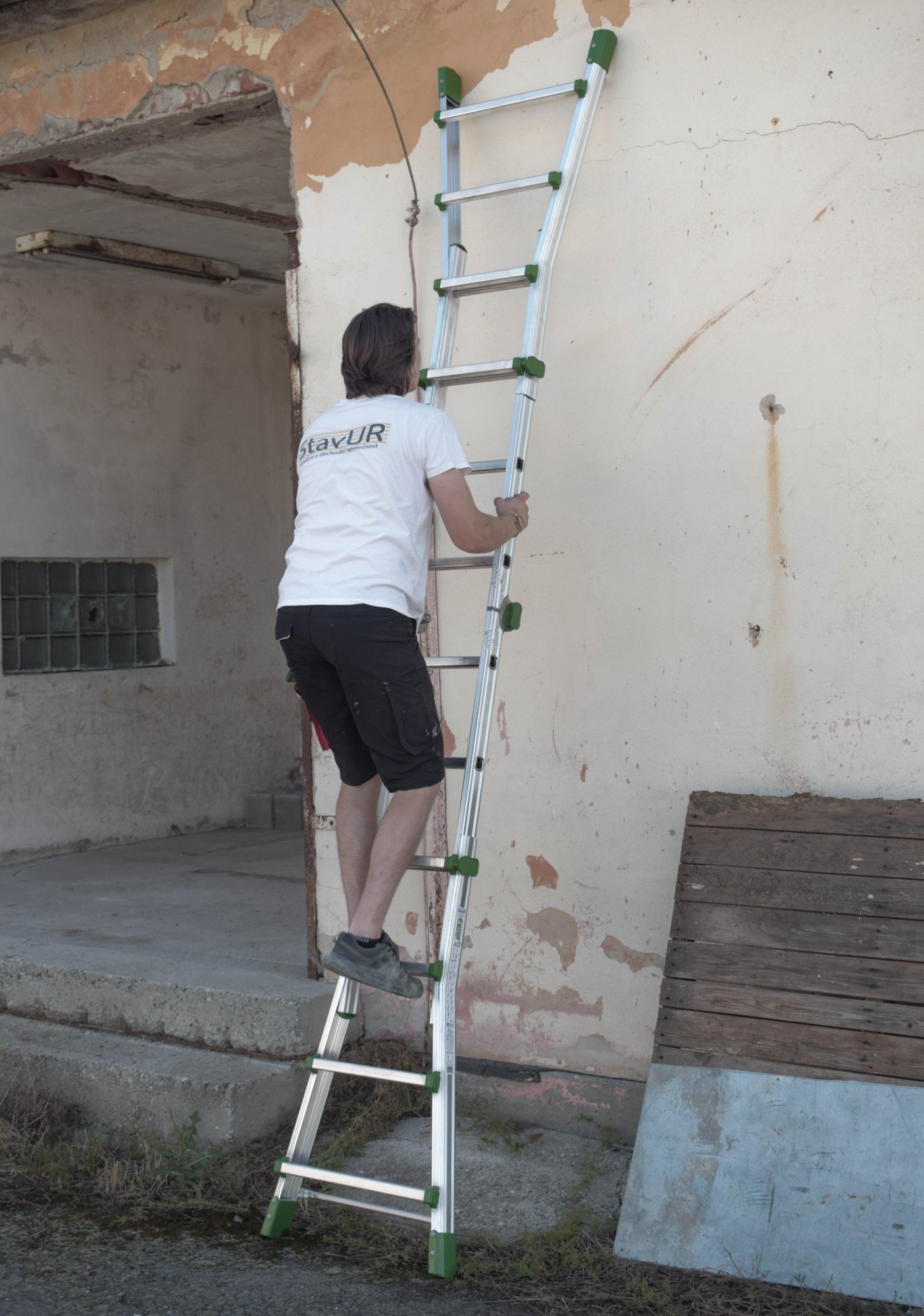 Souboj kloubových a teleskopických žebříků: Který zvládne instalaci klimatizace a pak se vejde do Fabie?