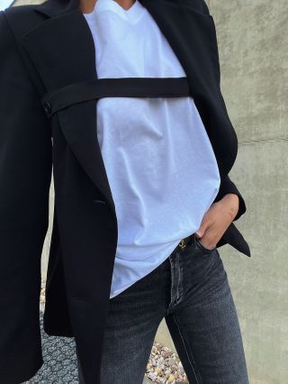 Domácí backstage je někdy ten největší runway. Sako ZEI, stativ opřený o zeď, Minnie vbíhá do záběru a já předstírám, že...