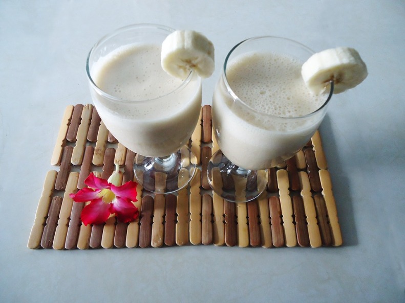 Smoothie s konopným proteinem a rostlinným mlékem