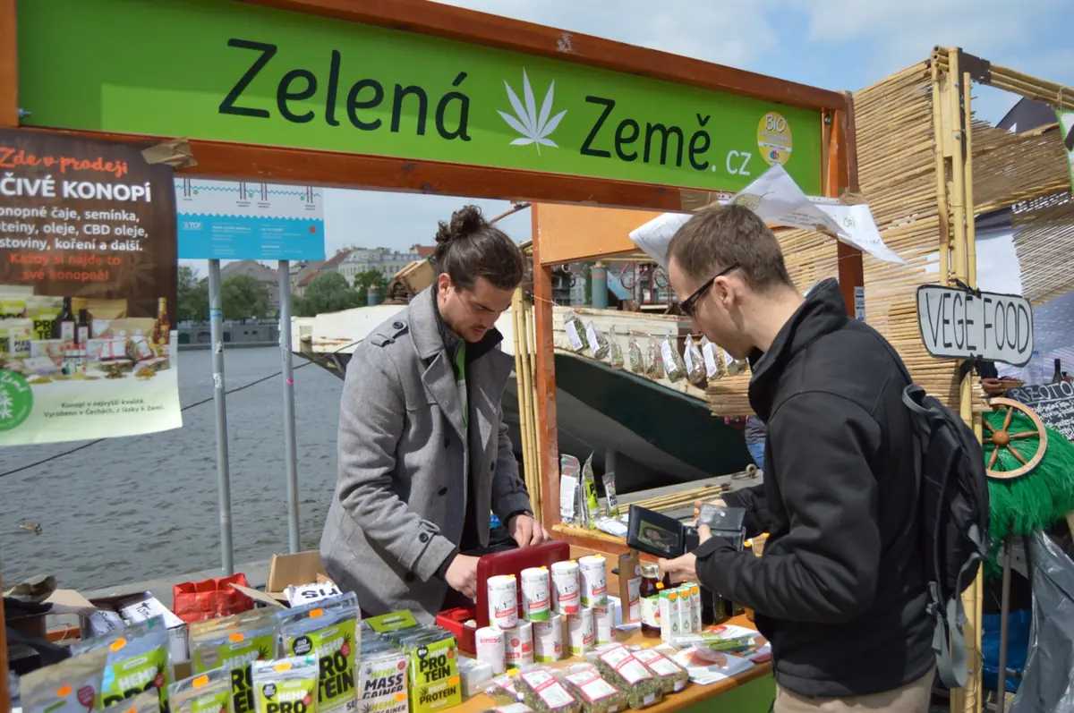 Začátky Zelené Země – prodejní stánek