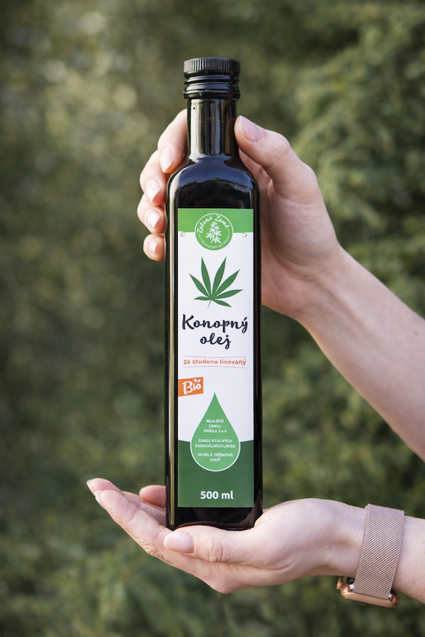 konopny-olej-bio-v-ruce