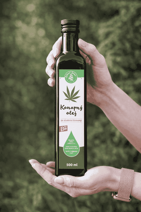 konopny-olej-bio-v-rukách