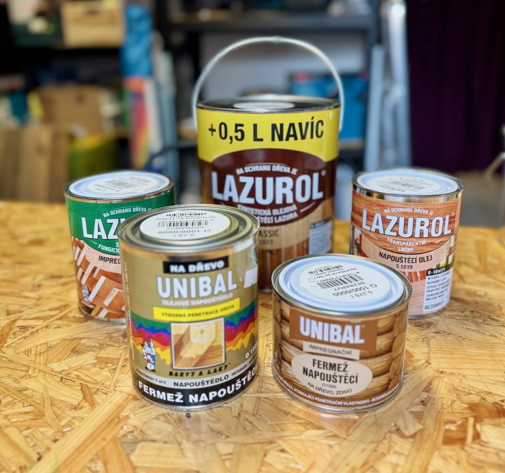 Jak natřít dřevěný nábytek? Porovnání olejů, lazur a dalších nátěrů