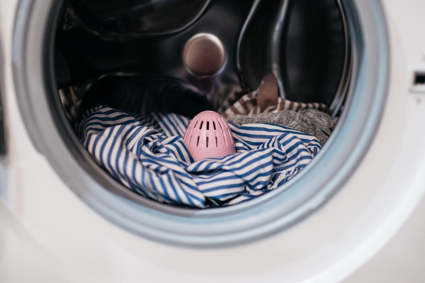 VAJÍČKO NA PRANIE alebo ŠETRNÉ PRANIE PRE VAŠU POKOŽKU, PRÍRODU AJ PEŇAŽENKU