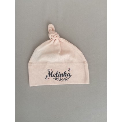 Čepička s uzlíkem a potiskem jména Melinka