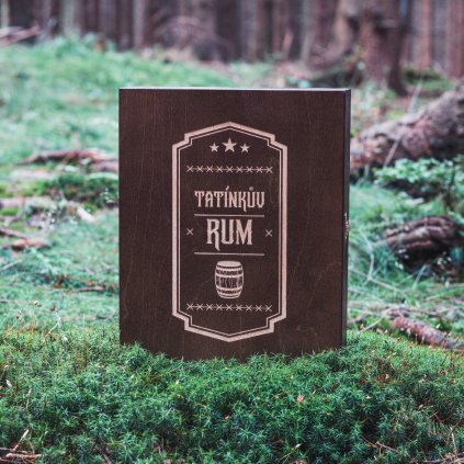 Dřevěná krabička na sklenici a láhev s gravírováním TATÍNKŮV RUM