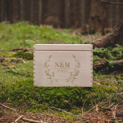 Dřevěný box na svatební přání s iniciálami a datem svatby- KVÍTÍ