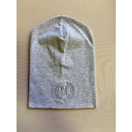 Jarní čepička s šedou výšivkou M, šedá