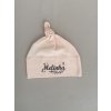 Čepička s uzlíkem a potiskem jména Melinka