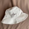 Dětský klobouček s výšivkou vlastního jména