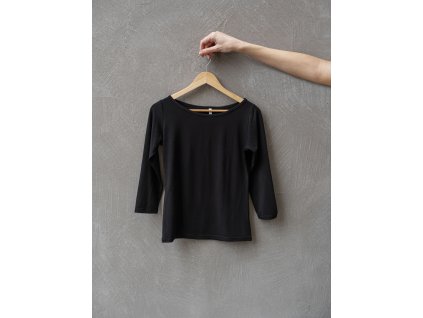 Tričko s lodičkovým výstřihem černá