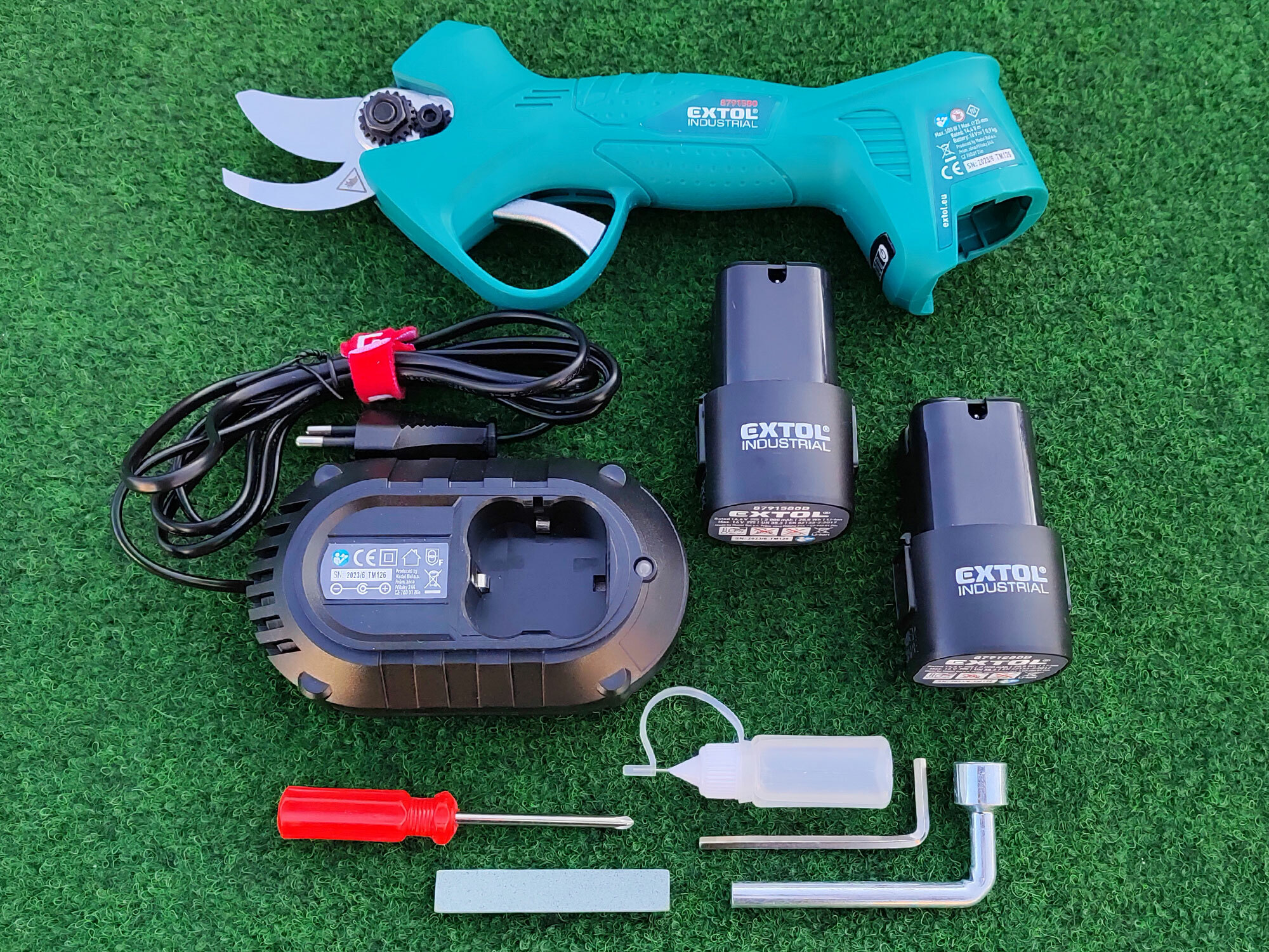 EXTOL INDUSTRIAL 8791580 Nožnice záhradnícke akumulátorové, 2x akumulátor 16V/2Ah Li-ion