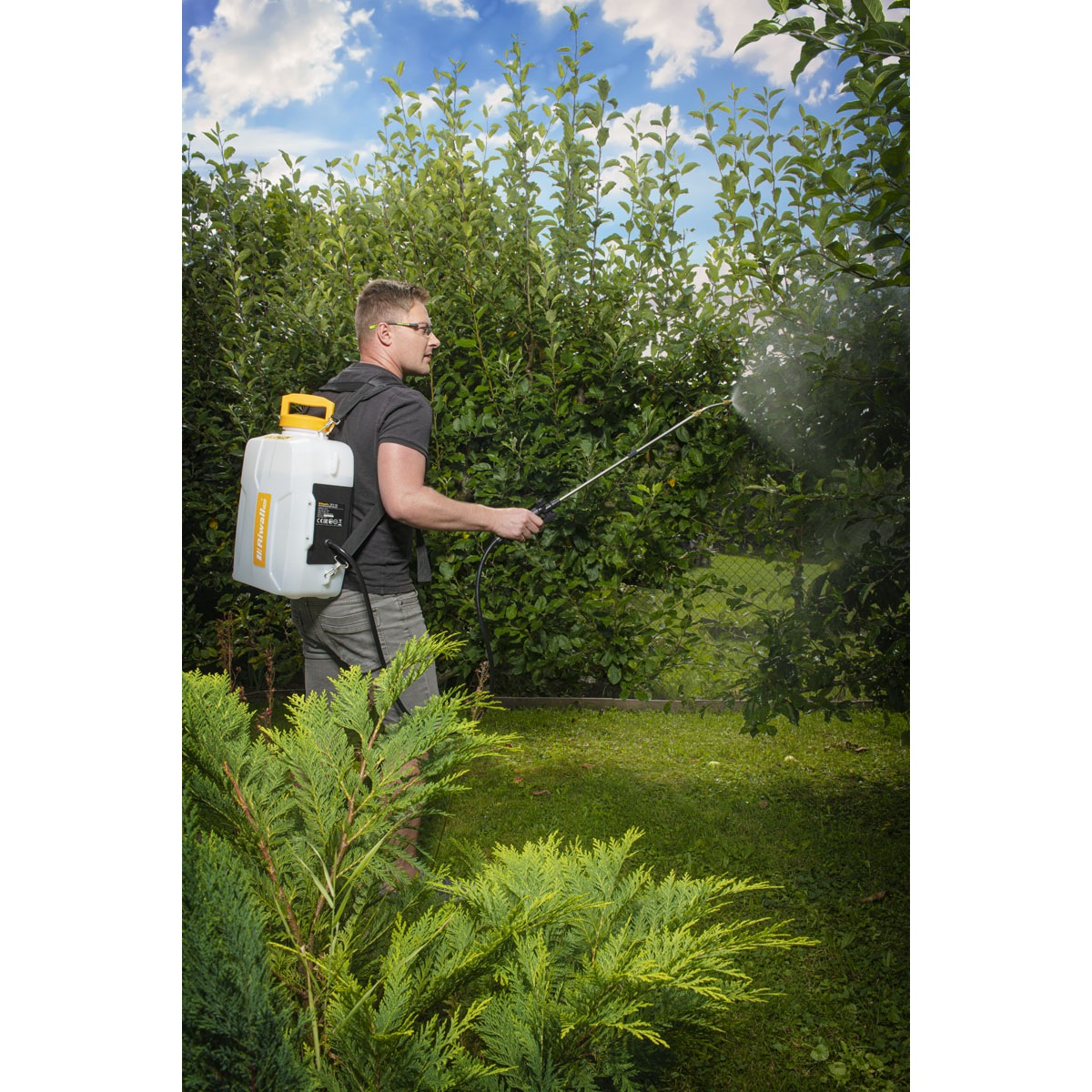Riwall PRO RAS 1220 SET – akumulátorový chrbtový postrekovač 20 V s 2 Ah batériou a nabíjačkou