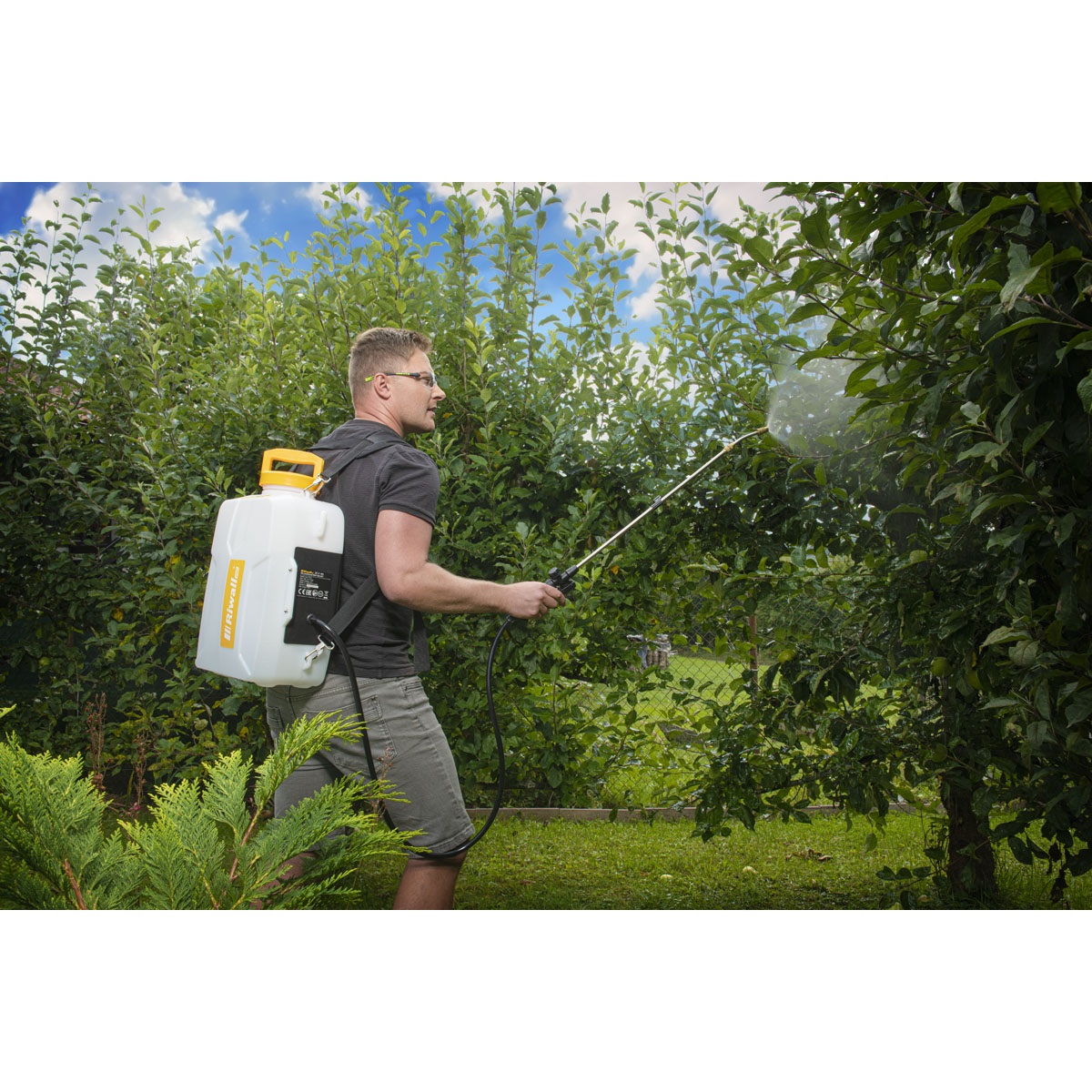 Riwall PRO RAS 1220 SET – akumulátorový chrbtový postrekovač 20 V s 2 Ah batériou a nabíjačkou
