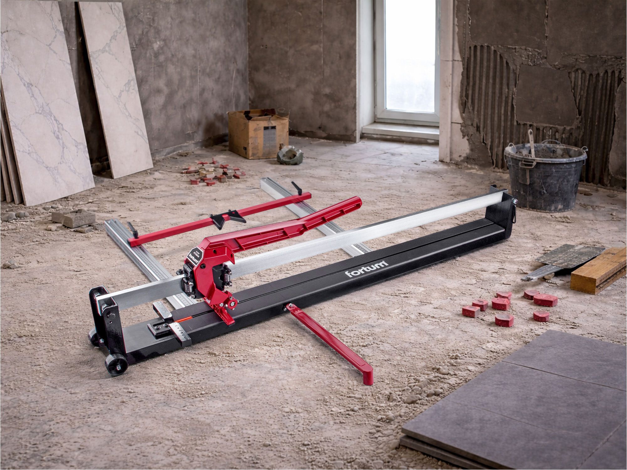 FORTUM 4770849 Rezačka na dlažbu kompaktná, 1600mm, kolieska, hliníkový príložník