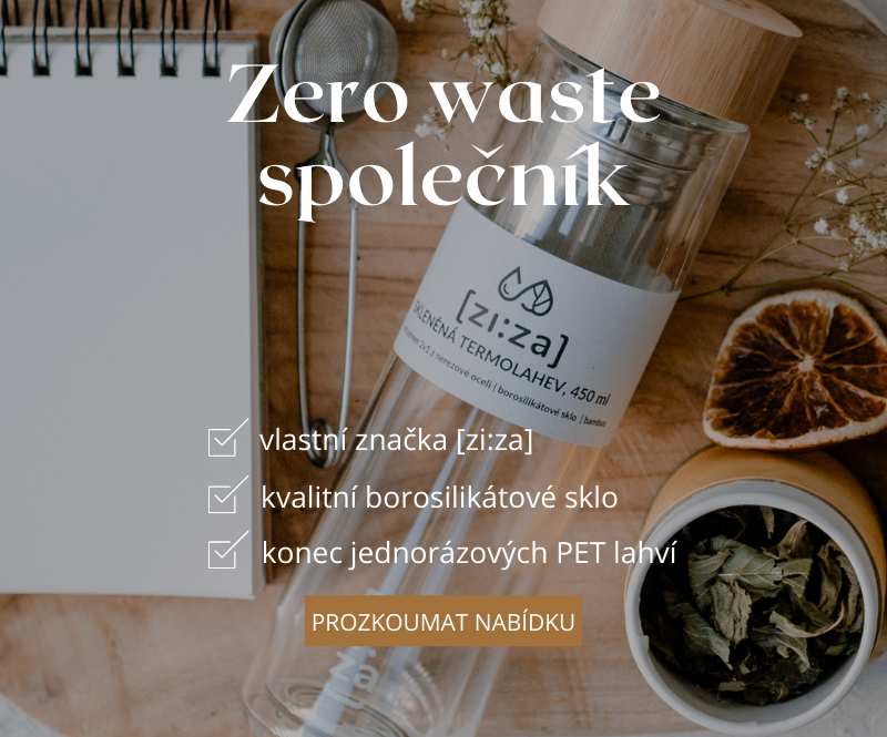 Skleněná termolahev na stole se sypaným čajem