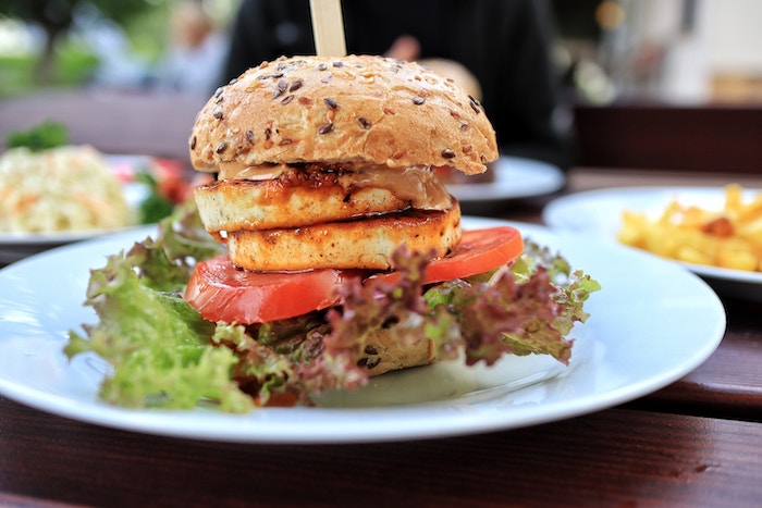 vegetarianske-grilovani-vegan-burger