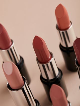Dokonalý úsmev, ktorý vydrží hodiny? Áno! 💄✨ Náš prírodný rúž s včelím voskom a vitamínom E udrží tvoje pery krásne...