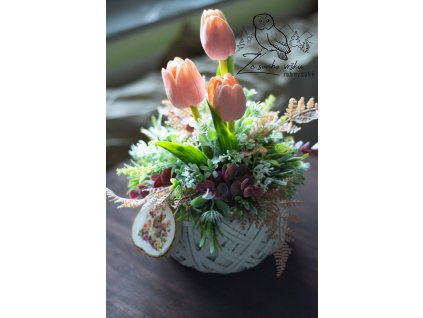 jarní dekorace-proutěný košík s tulipány