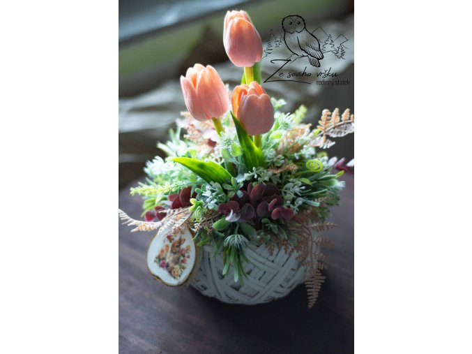 jarní dekorace-proutěný košík s tulipány