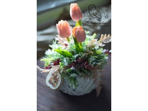 jarní dekorace-proutěný košík s tulipány