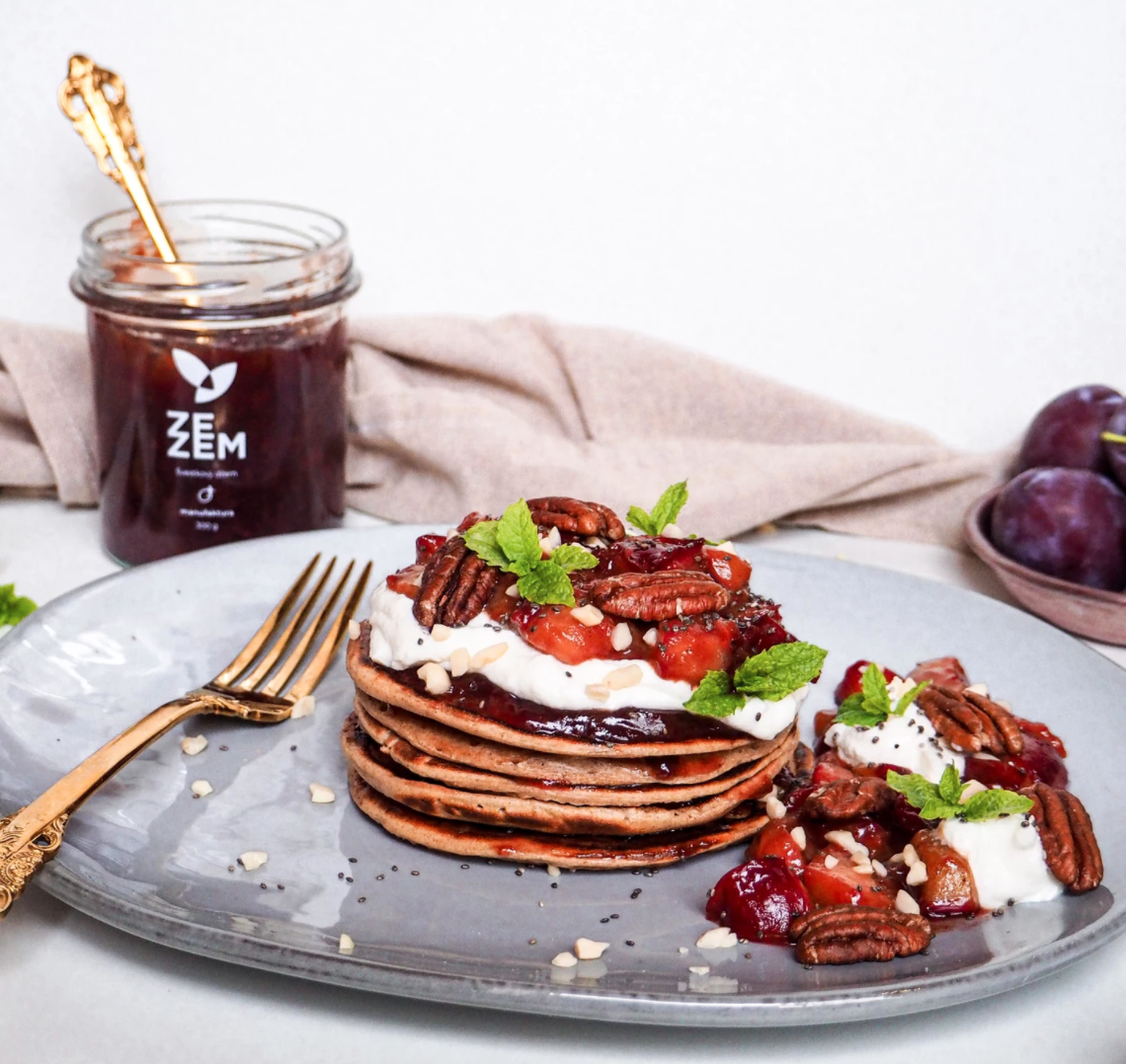 Perníkové lívance se zkaramelizovanými švestkami, ricottou a džemem ZEZEM