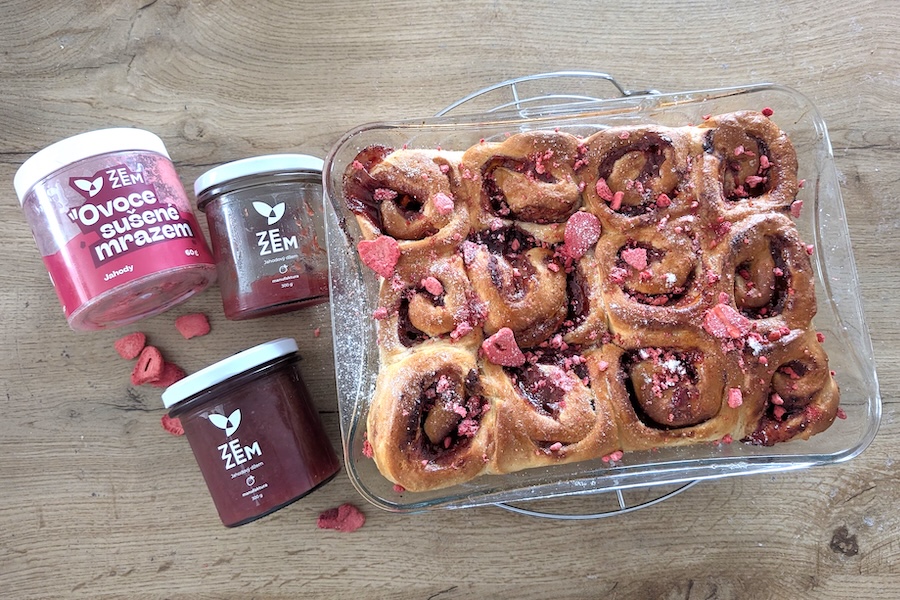 Upečte si nadýchané kynuté šneky s jahodovým džemem a LYO jahodami