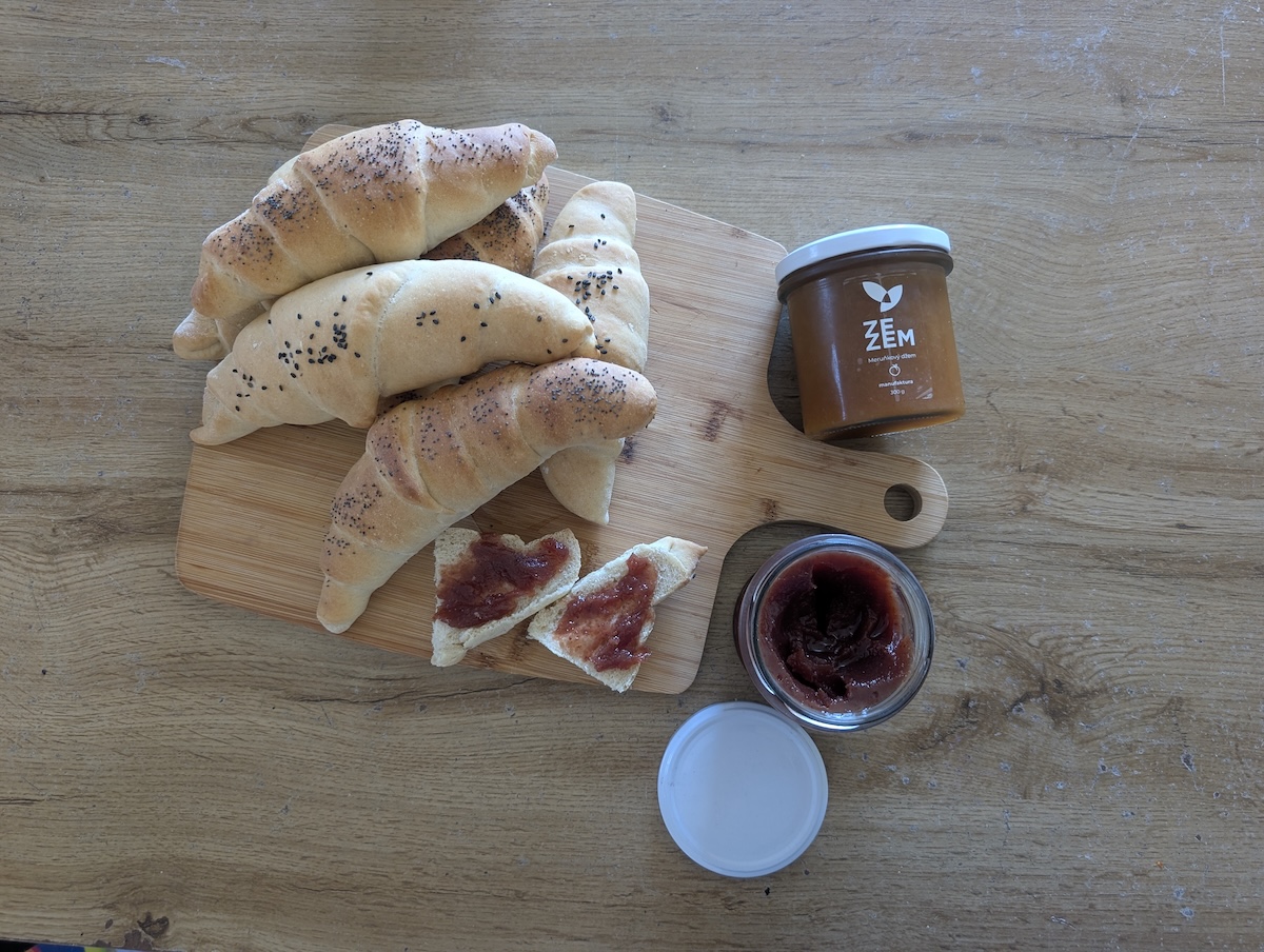 recept-na-domaci-rohliky-s-domaci-marmeladou-zezem