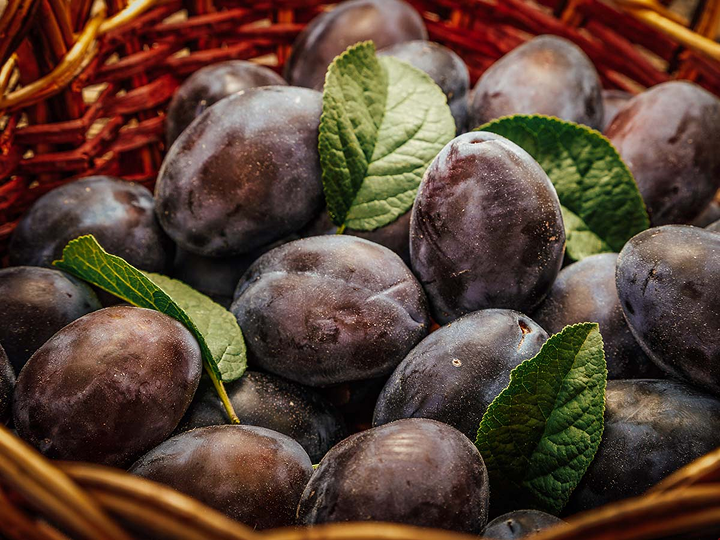 Čerstvé švestky v košíku