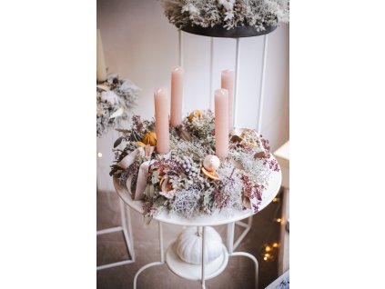 Adventní věnec pudrový s pomeranči