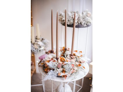 Adventní věnec mokka s růžovou ozdobou