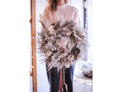 Zimní věnec bílý s tmavou ozdobou a pudrovou stuhou