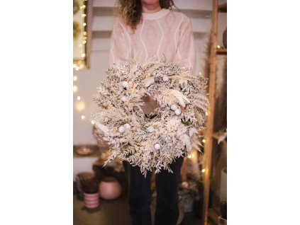 Zimní věnec krémový