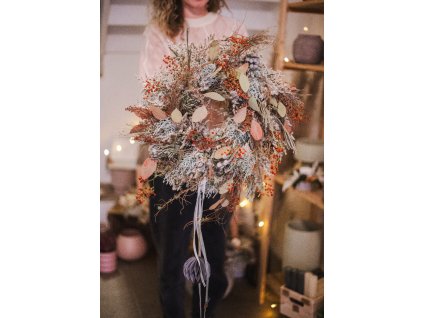 Zimní věnec přírodní se šípky a šedou papírovou ozdobou