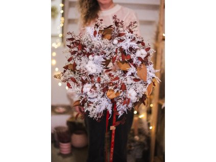 Zimní věnec bílo vínový