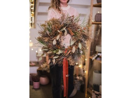 Zimní věnec s hnědou ozdobou