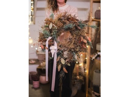Zimní věnec hnědo zelený s papírovou krémovou ozdobou