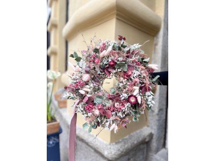 Věnec růžovo cihlový interiér