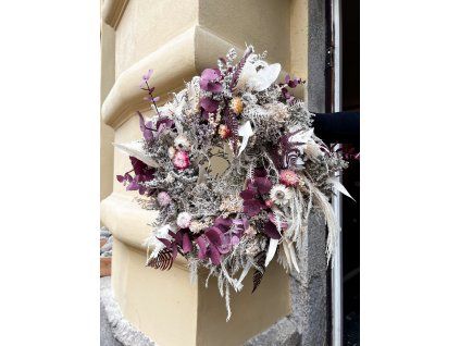 Věnec růžovo smetanový interiér